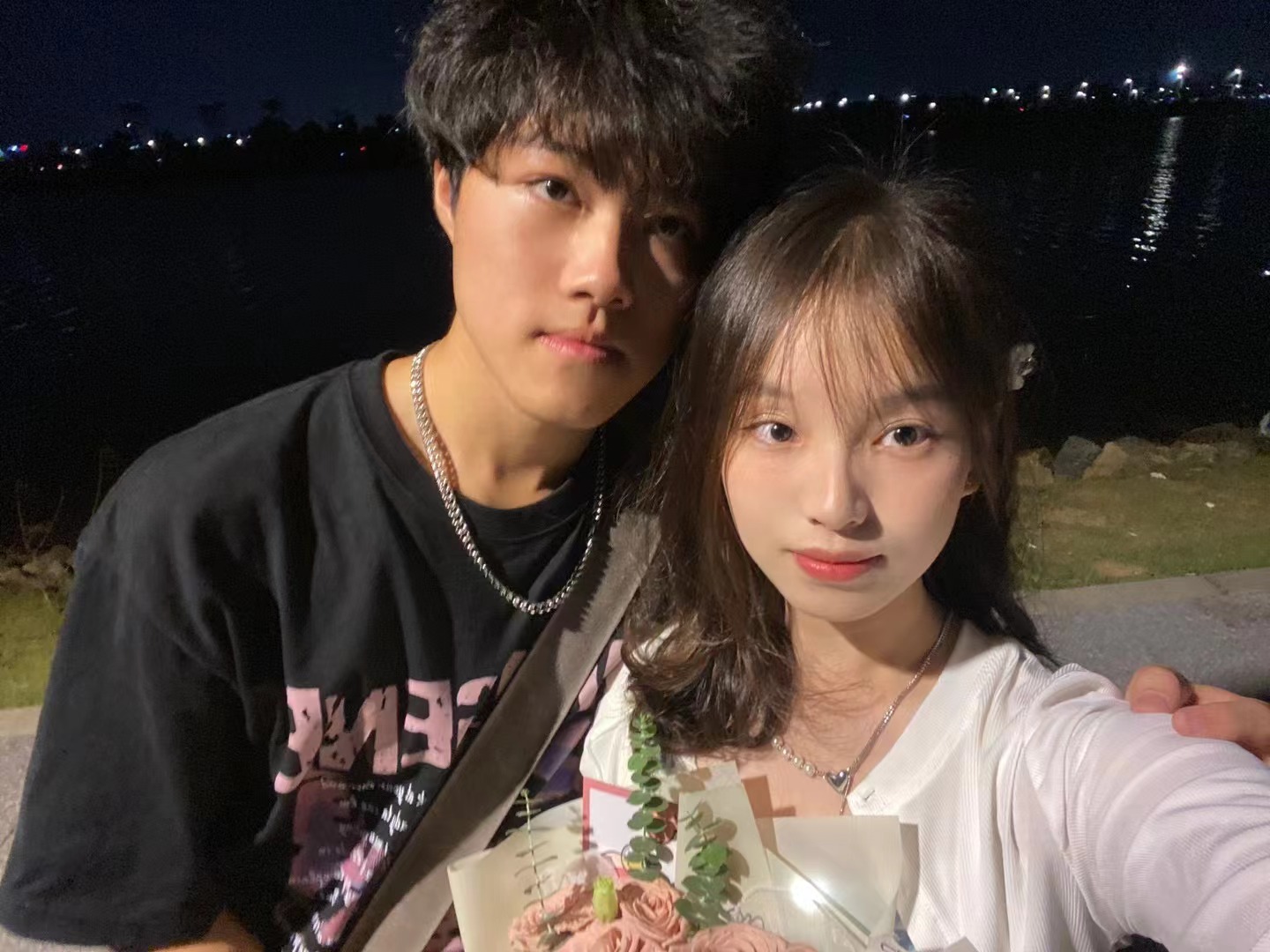 湖边。花在她手里。